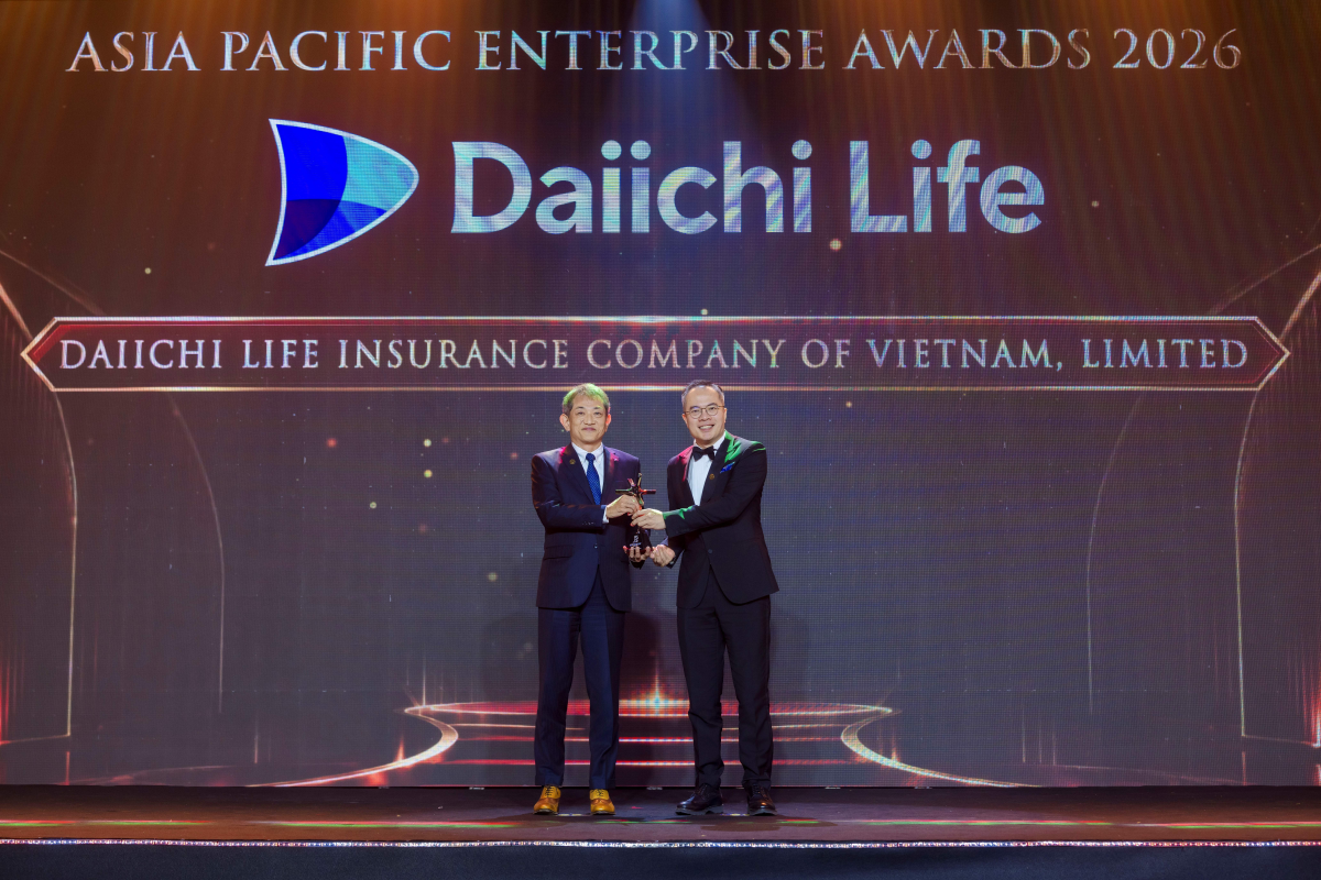 Ông Masato Inagaki – Phó Tổng Giám đốc Điều hành Daiichi Life Việt Nam - đại diện Công ty nhận giải “Doanh nghiệp Quản trị Bền vững & Minh bạch” tại Lễ trao Giải thưởng Doanh nghiệp Châu Á 2026