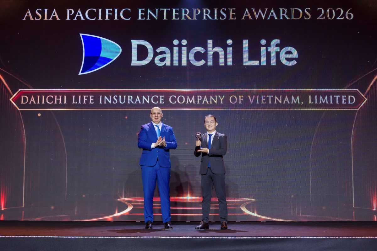 Ông Hồ Thái Anh - Phó Giám đốc Phát triển Giá trị Khách hàng và Thương hiệu Daiichi Life Việt Nam – đại diện Công ty nhận giải “Thương hiệu truyền cảm hứng” tại Lễ trao Giải thưởng Doanh nghiệp Châu Á 2026
