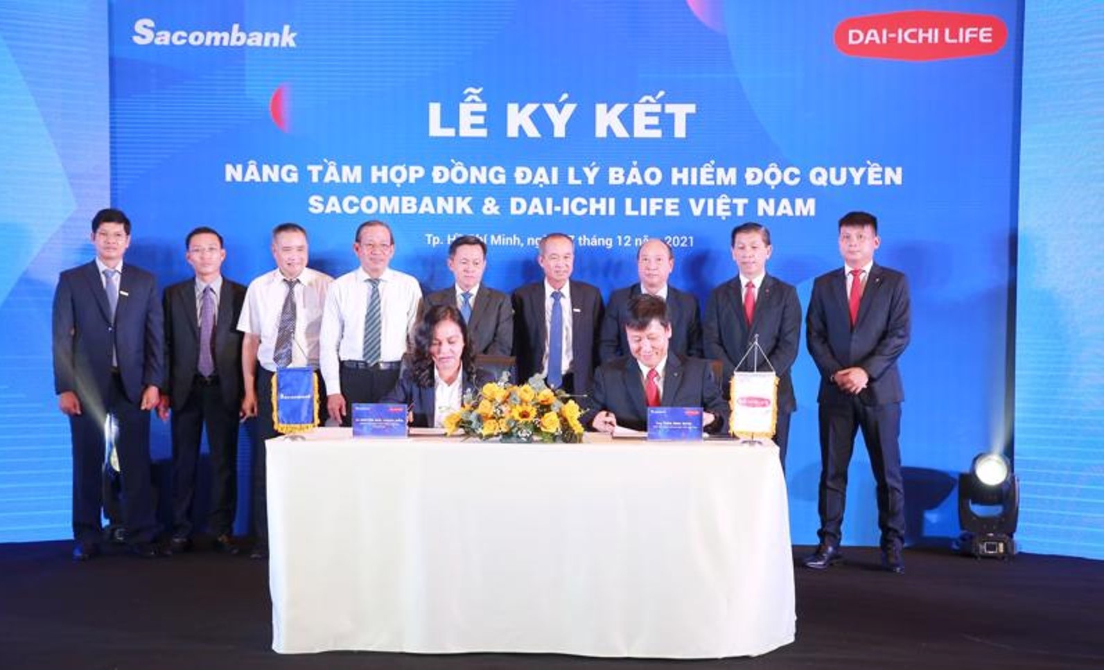 &Ocirc;ng Trần Đ&igrave;nh Qu&acirc;n, Chủ tịch ki&ecirc;m Tổng gi&aacute;m đốc Dai-ichi Life Việt Nam v&agrave; B&agrave; Nguyễn Đức Thạch Diễm, th&agrave;nh vi&ecirc;n HĐQT ki&ecirc;m Tổng gi&aacute;m đốc Sacombank thực hiện nghi lễ k&yacute; kết.