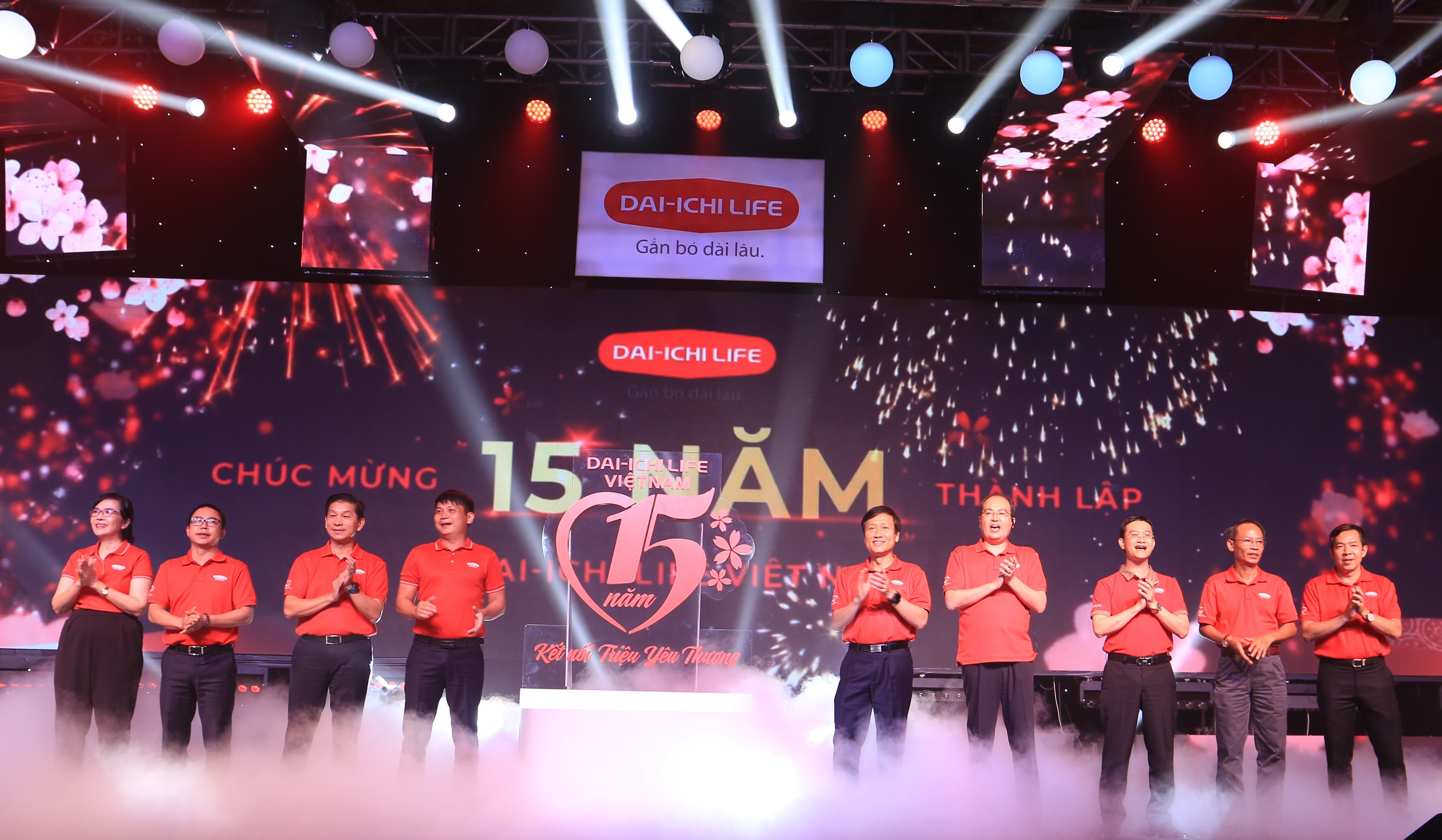 Ban L&atilde;nh đạo Cấp cao Dai-ichi Life Việt Nam ch&agrave;o mừng 15 năm th&agrave;nh lập c&ocirc;ng ty