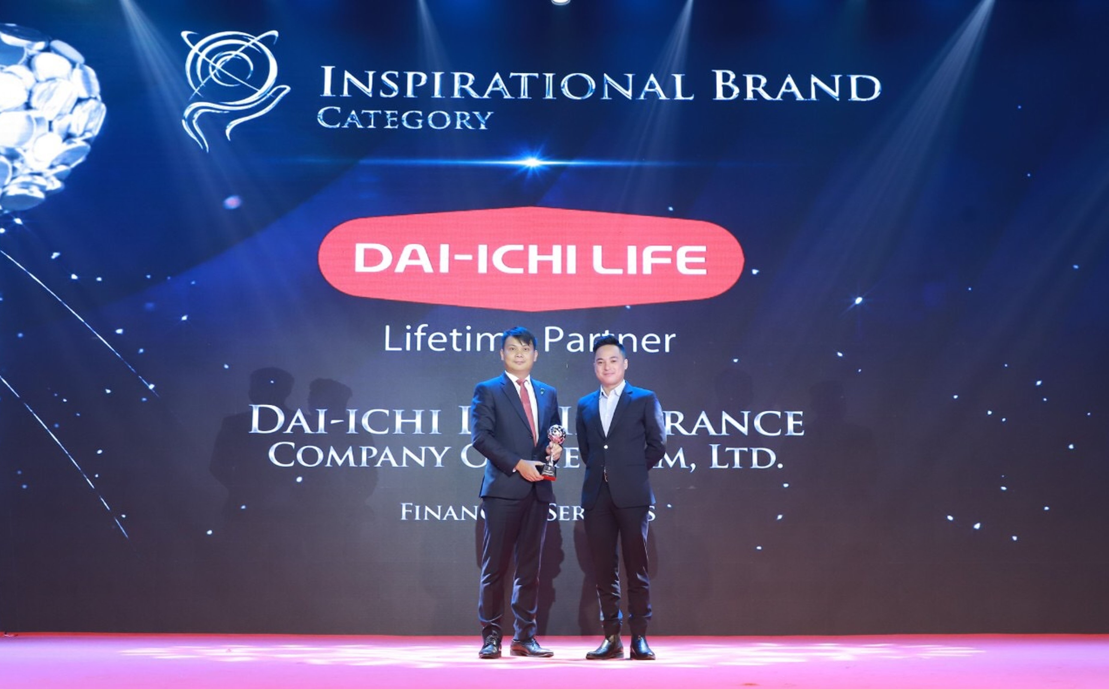   &Ocirc;ng Đặng Hồng Hải - Ph&oacute; Tổng Gi&aacute;m đốc Điều h&agrave;nh Dai-ichi Life Việt Nam (tr&aacute;i) nhận giải "Thương hiệu truyền cảm hứng" ("Inspirational Brand")
