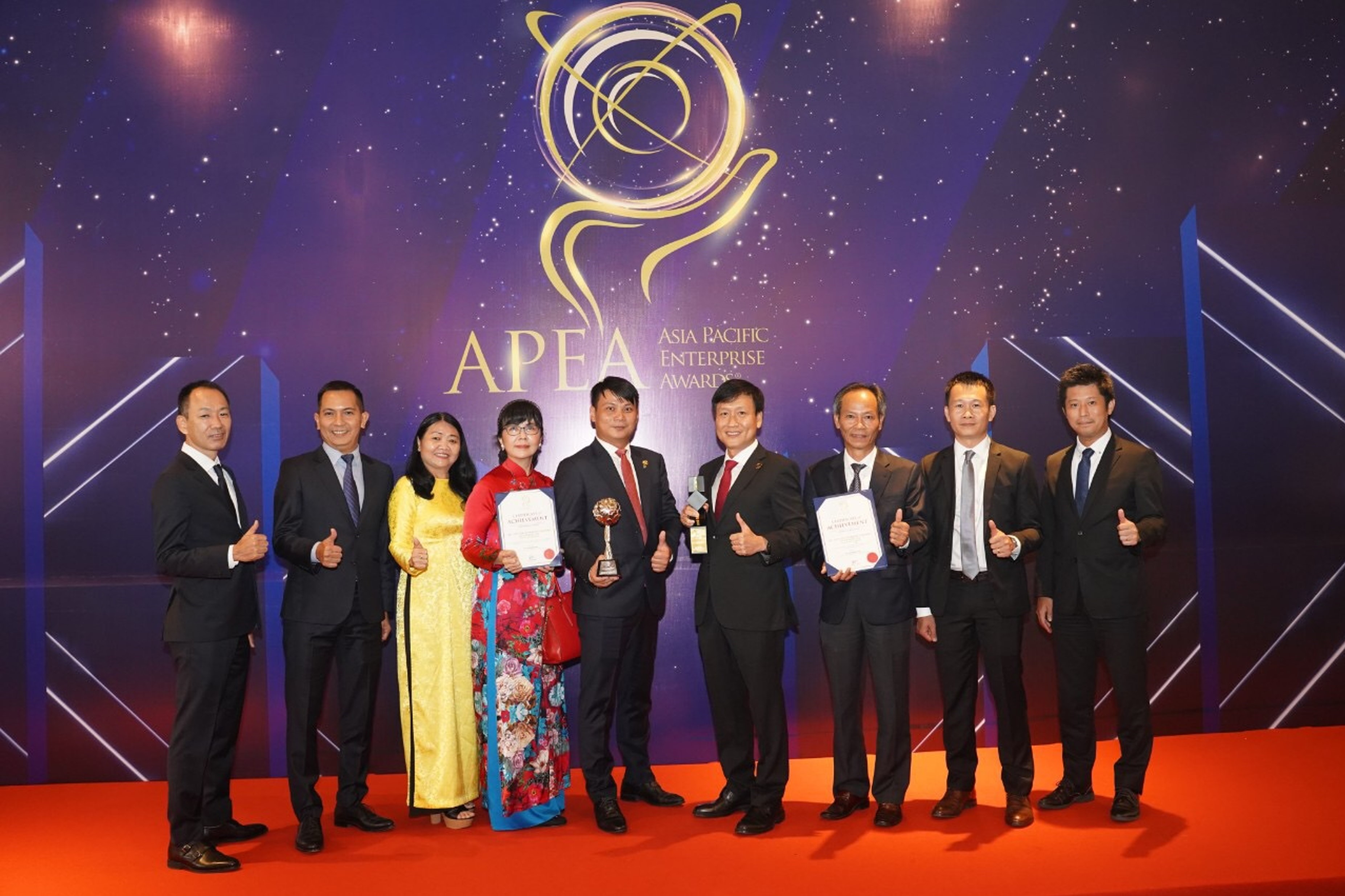C&aacute;c th&agrave;nh vi&ecirc;n Ban Gi&aacute;m đốc Dai-ichi Life Việt Nam tại Lễ trao giải thưởng Kinh doanh xuất sắc Ch&acirc;u &Aacute; - Asia Pacific Enterprise Awards (APEA) ng&agrave;y 25/02/2022