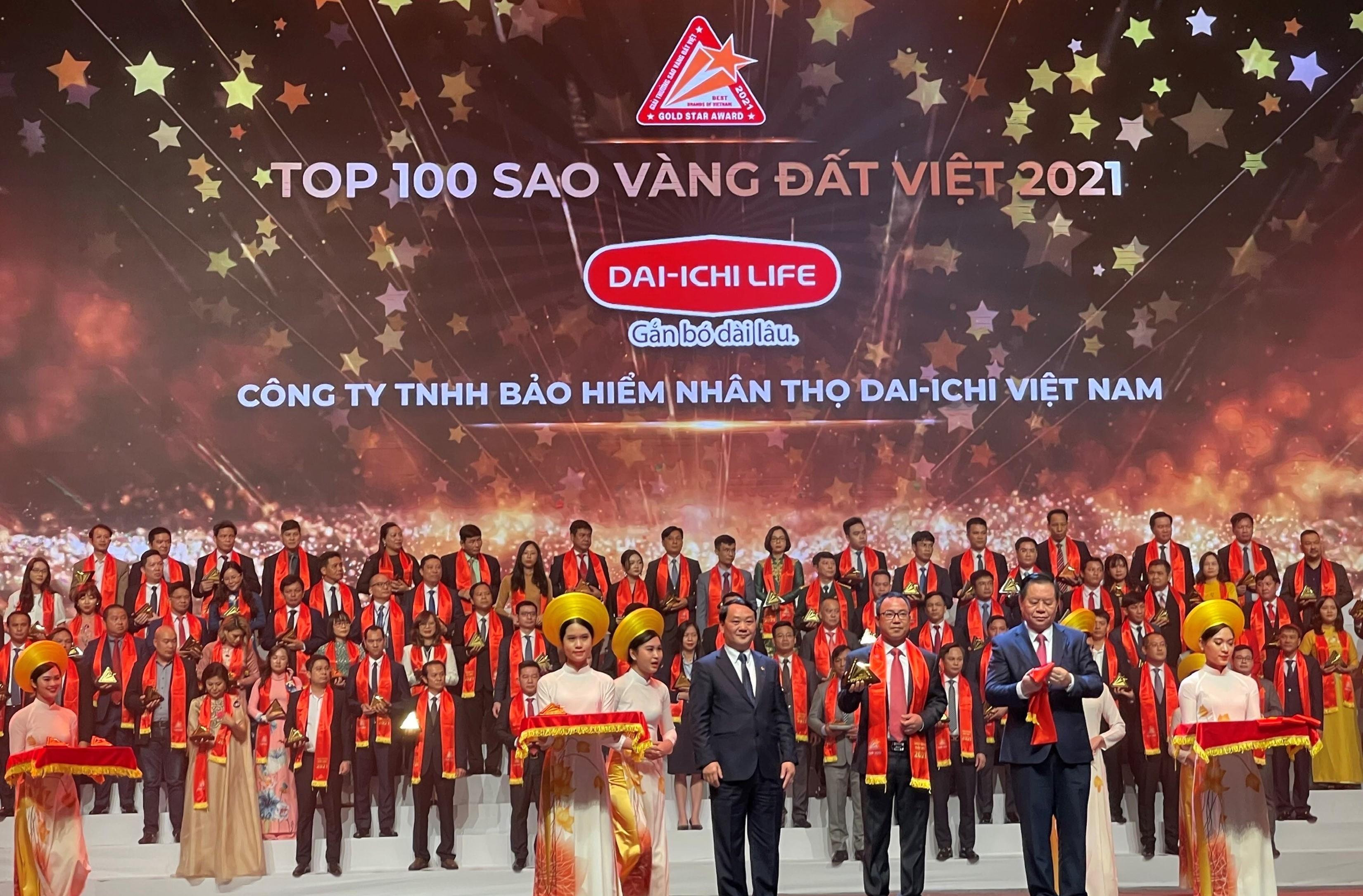 &Ocirc;ng Trần Thanh T&uacute; - Ph&oacute; Tổng Gi&aacute;m đốc Ph&aacute;p l&yacute;, Ph&aacute;p chế v&agrave; Đối ngoại Dai-ichi Life Việt Nam nhận giải thưởng "Sao V&agrave;ng đất Việt năm 2021"