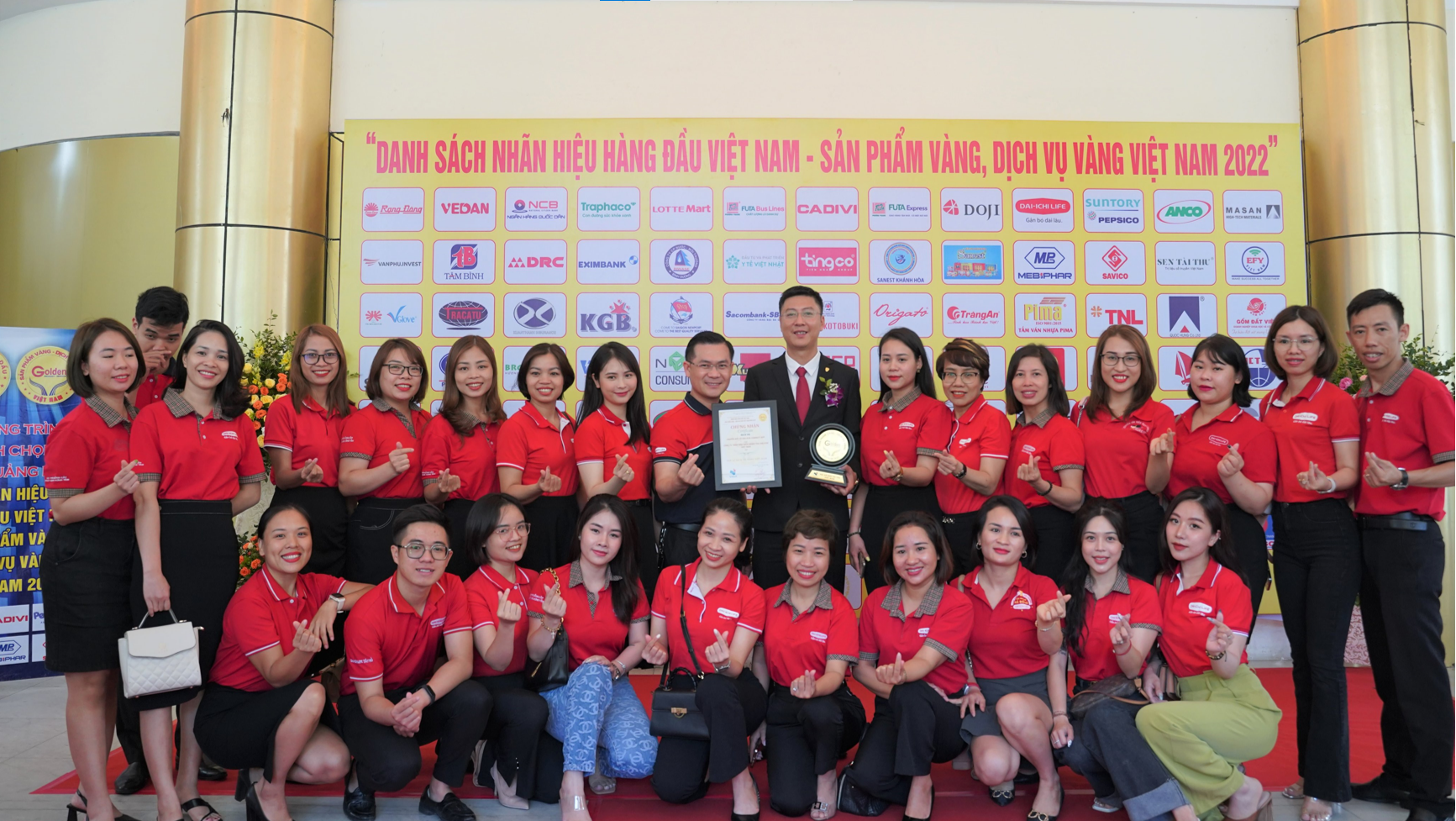 C&aacute;c th&agrave;nh vi&ecirc;n Dai-ichi Life Việt Nam tại Lễ trao giải "Top 10 Dịch vụ V&agrave;ng Việt Nam 2022"
