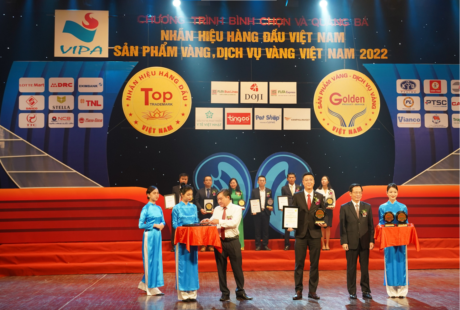 &Ocirc;ng Nguyễn Tiến H&ugrave;ng - Gi&aacute;m đốc Kinh doanh Khu H&agrave; Nội Dai-ichi Life Việt Nam, nhận giải thưởng "Top 10 Dịch vụ V&agrave;ng Việt Nam 2022"