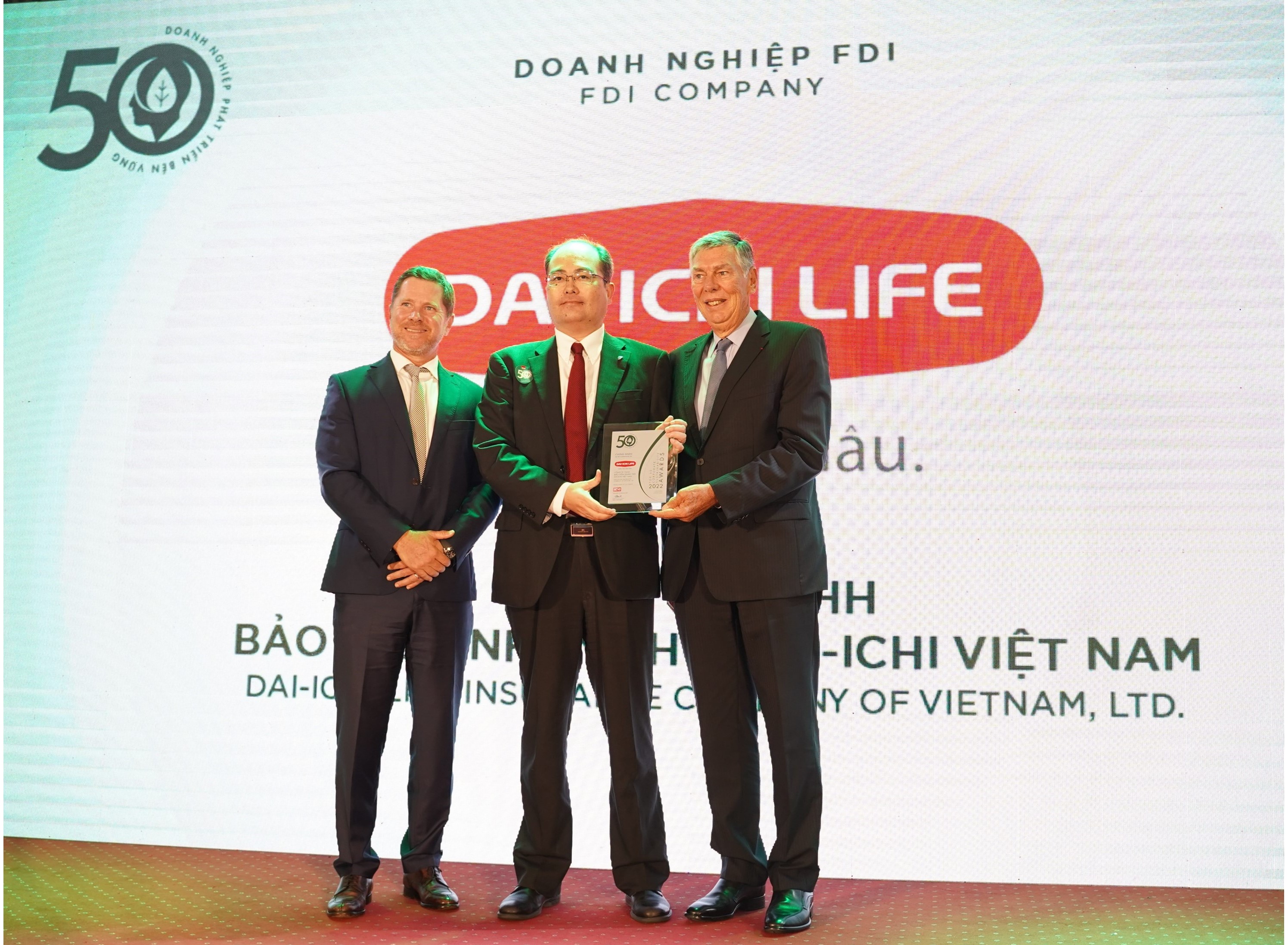 &Ocirc;ng Seigo Fujimaru - Ph&oacute; Tổng Gi&aacute;m đốc Điều h&agrave;nh Dai-ichi Life Việt Nam, nhận giải thường "Top 50 Doanh nghiệp Ph&aacute;t triển Bền vững 2022"