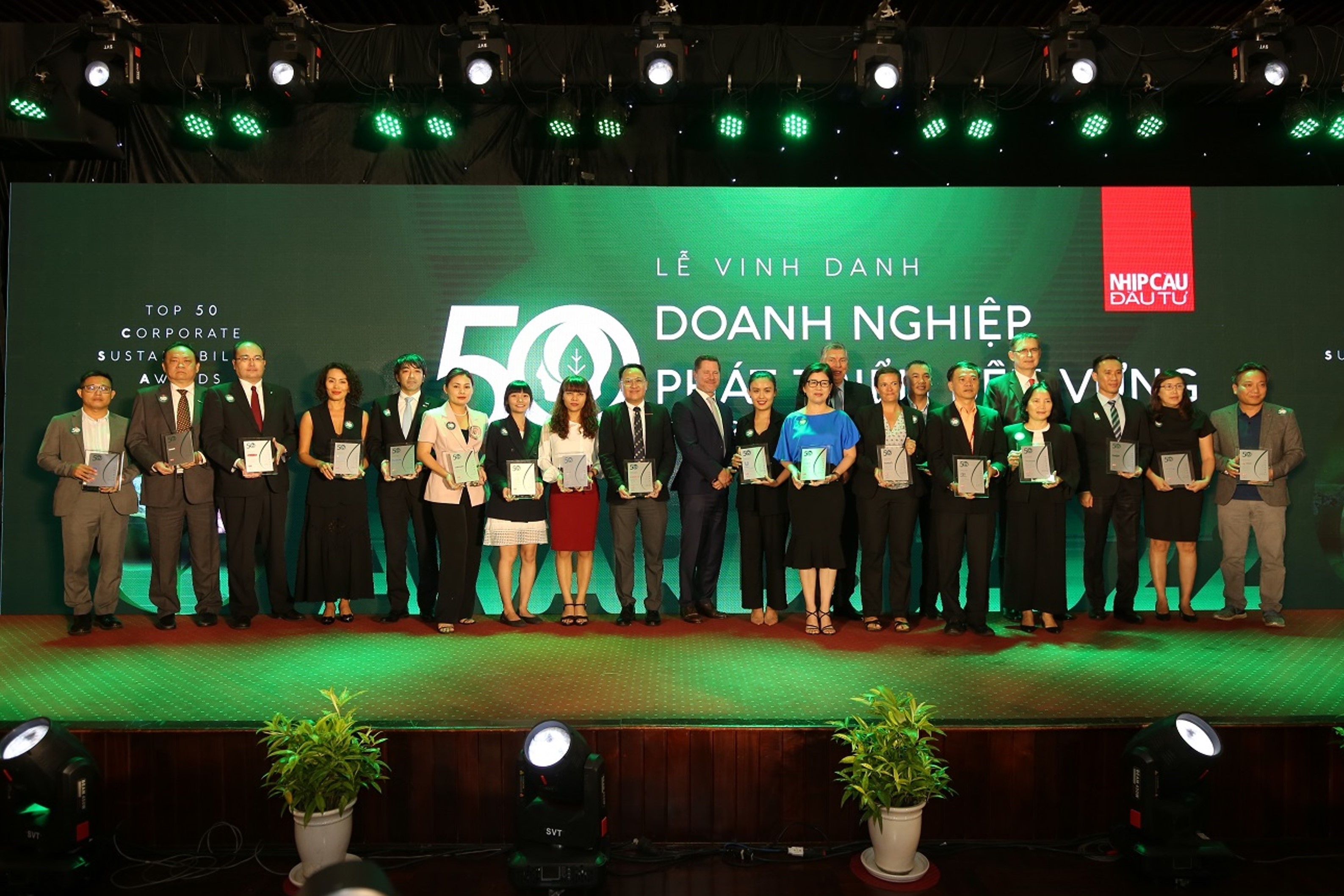 &Ocirc;ng Seigo Fujimaru - Ph&oacute; Tổng Gi&aacute;m đốc Điều h&agrave;nh Dai-ichi Life Việt Nam (thứ 3, tr&aacute;i sang) c&ugrave;ng c&aacute;c đại diện doanh nghiệp FDI nhận giải thưởng "Top 50 Doanh nghiệp Ph&aacute;t triển Bền vững 2022"
