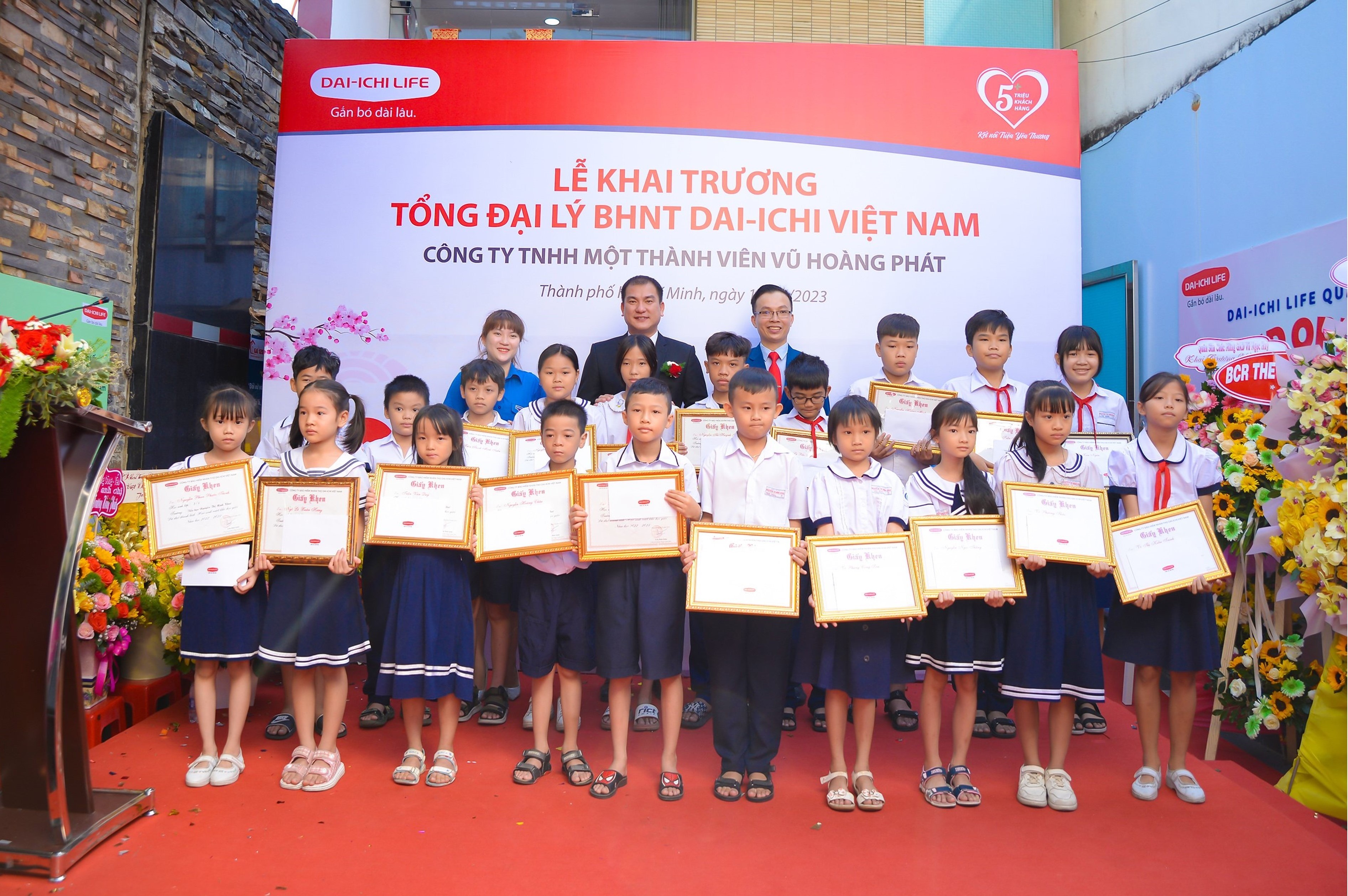  Dai-ichi Life Việt Nam trao 20 suất học bổng cho học sinh vuọt kh&oacute; học giỏi tr&ecirc;n địa b&agrave;n Quận 12, TP. Hồ Ch&iacute; Minh